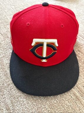 Minnesota Twins MLB New Era Red and Black Fitted Cap with White Logo EUC 🙌